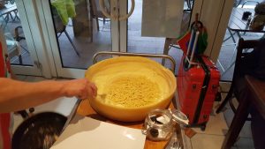 Spaghetti im Parmesanlaib