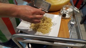 geriebener Trüffel auf Spaghetti